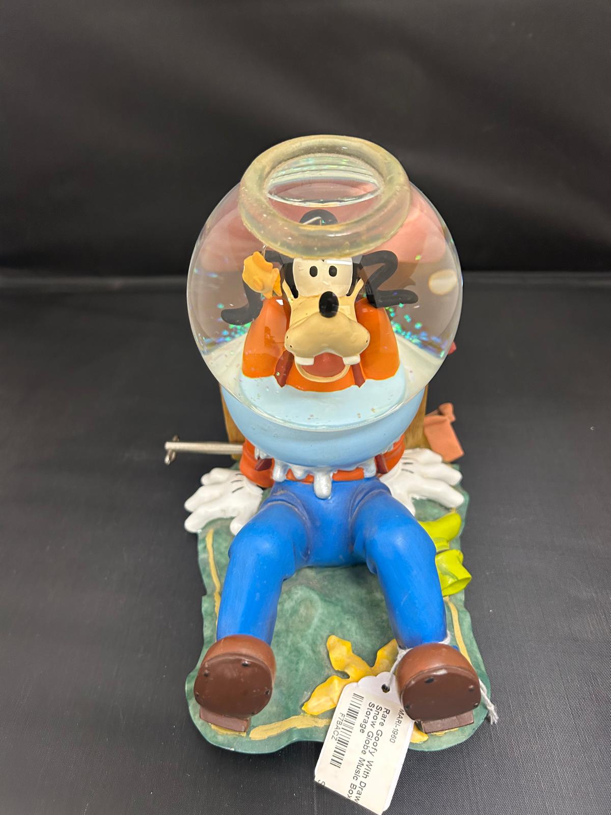 Disney Snow Globe Figurine - Goofy in Fish Bowl