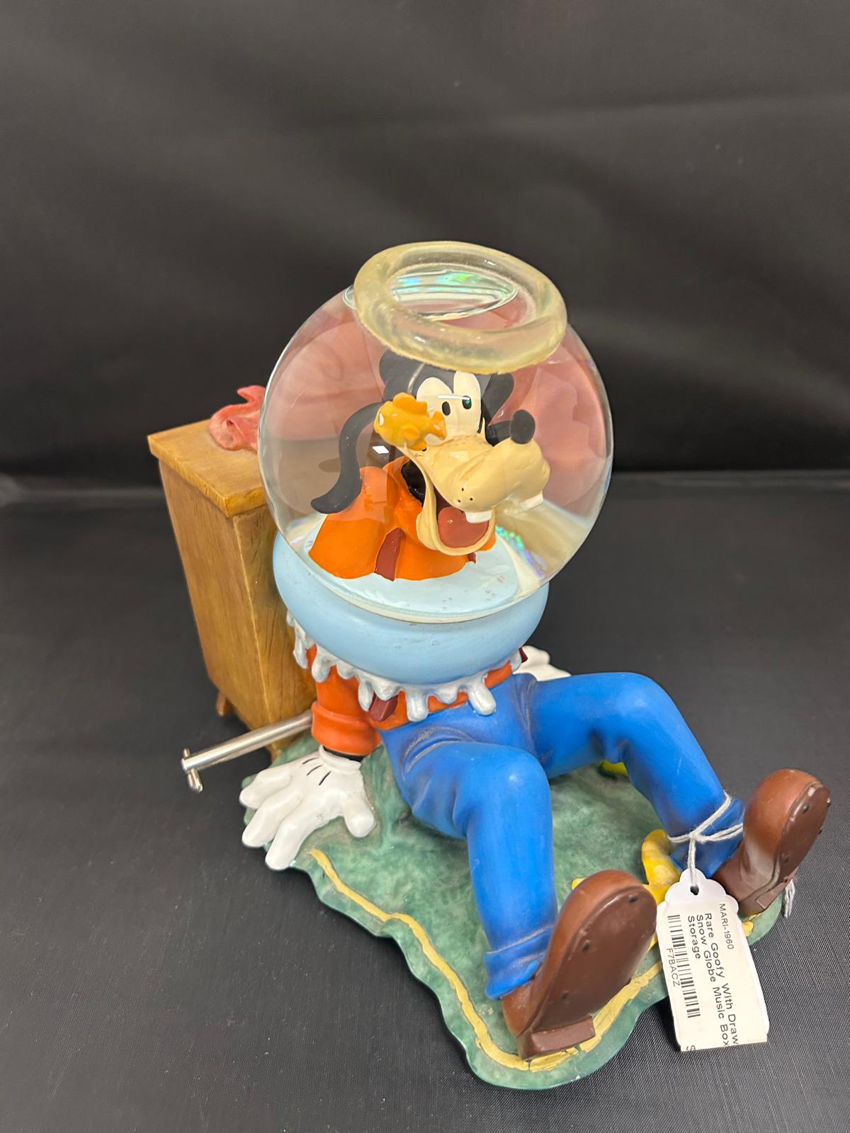 Disney Snow Globe Figurine - Goofy in Fish Bowl