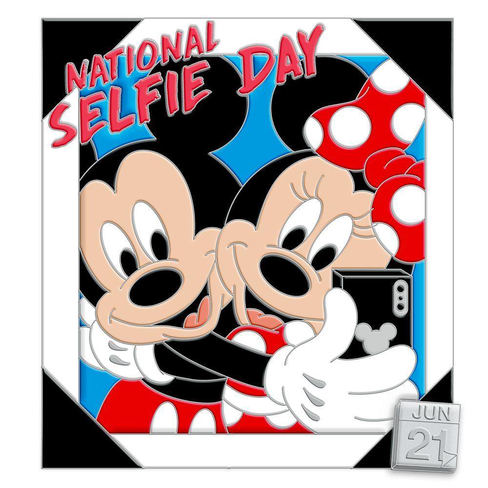 Disney Mickey and Minnie Mouse Pin – National Selfie Day 2020 – Limited Edition - World of Treasures