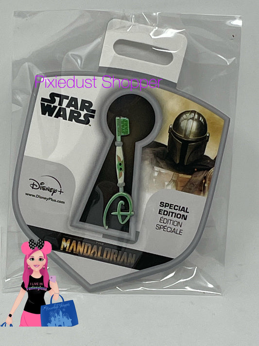 Disney Star Wars: The Mandalorian – The Child Collectible Key Pin Special Edition - World of Treasures